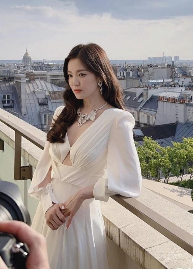 Song Hye Kyo trẻ đẹp khi sánh đôi tình tin đồn kém 16 tuổi-4