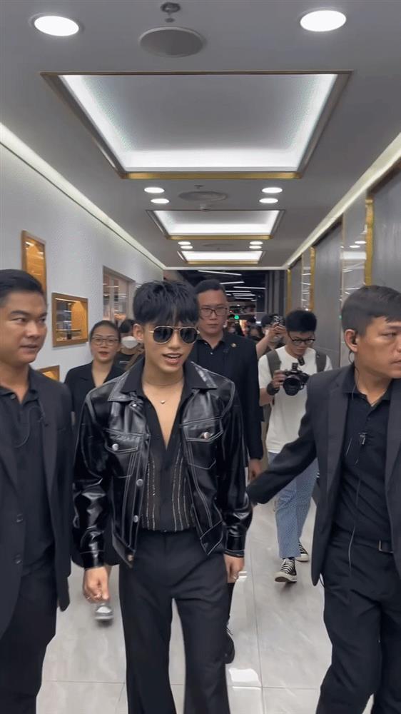 MONO gây chú ý vì đặc điểm giống hệt Sơn Tùng-1