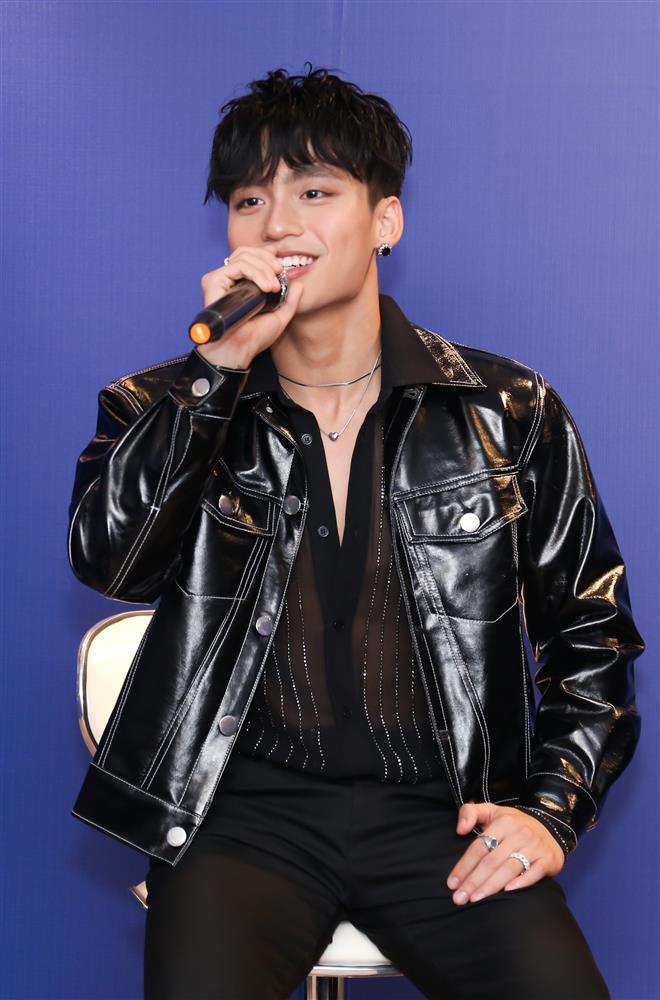 MONO gây chú ý vì đặc điểm giống hệt Sơn Tùng-2