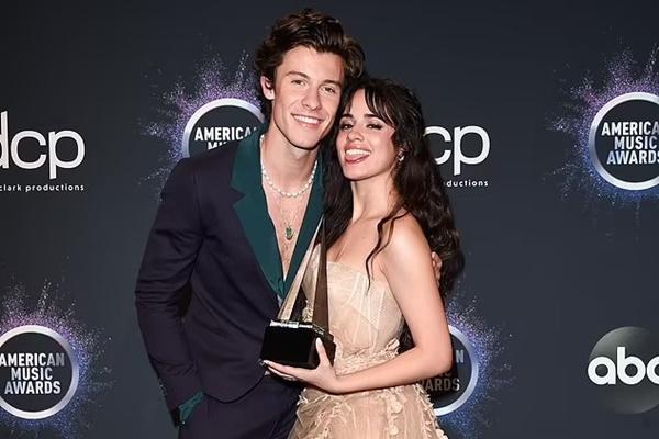 Nữ ca sĩ gây tranh cãi khi để vũ công chà kem lên vùng nhạy cảm-4