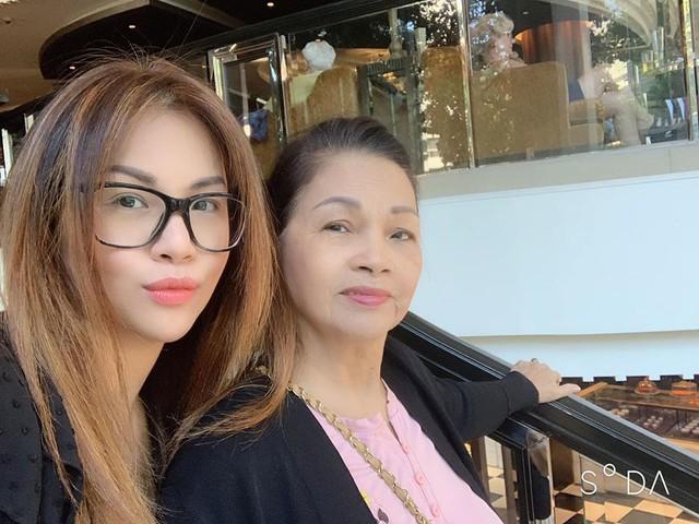 Người phụ nữ quyền lực có 3 cô con gái ca sĩ xinh đẹp, giỏi giang và giàu có-2