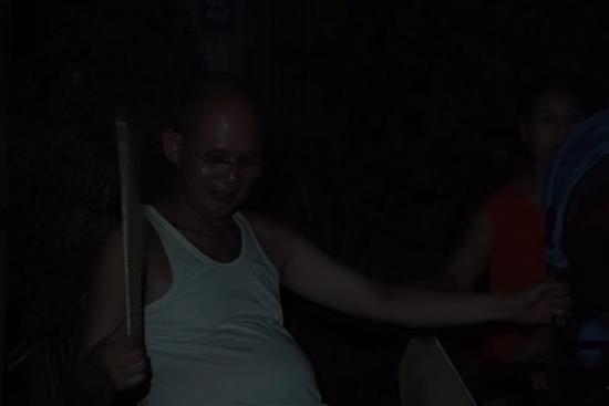 Hà Nội cắt điện khắp nơi, người dân đổ ra đường tránh nóng