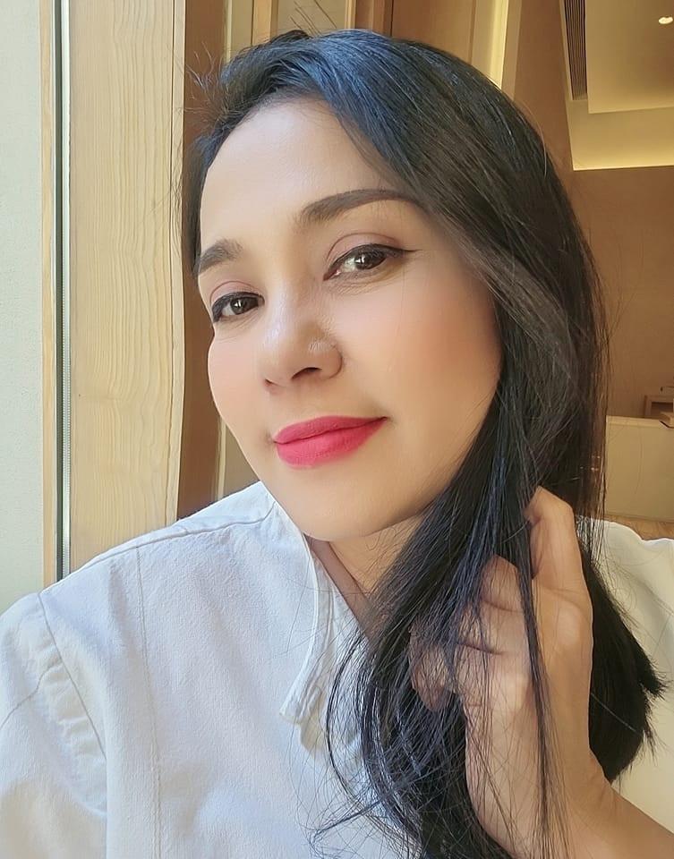 Việt Trinh bất ngờ đăng ảnh đeo nhẫn cưới-5