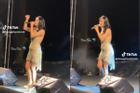 Văn Mai Hương lộ bụng nhô cao khi hát trên sân khấu