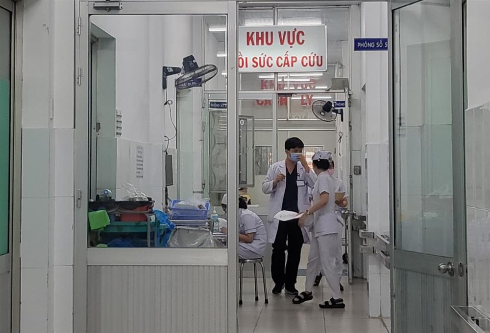 Vụ cả nhà nhập viện sau bữa ăn: Cha đã mất, mẹ đang nguy kịch-1