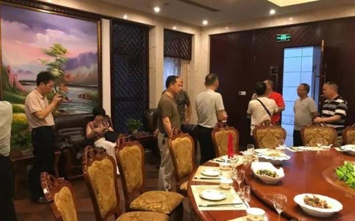 Hẹn hò dẫn theo 23 người nhà đi để ăn chùa, cô gái gặp quả đắng-1