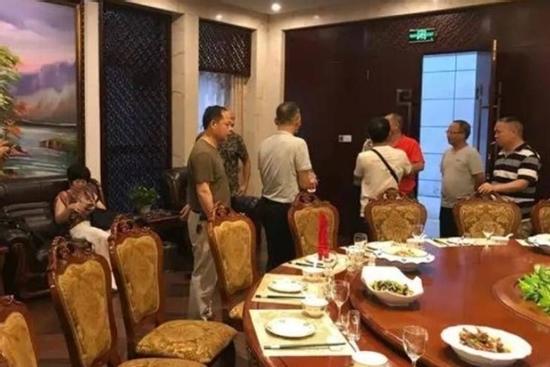 Hẹn hò dẫn theo 23 người nhà đi để ăn chùa, cô gái gặp quả đắng