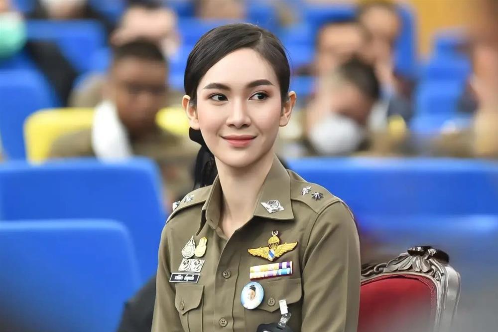 Ca sĩ, hoa hậu Thái Lan được thăng hàm đại úy-2