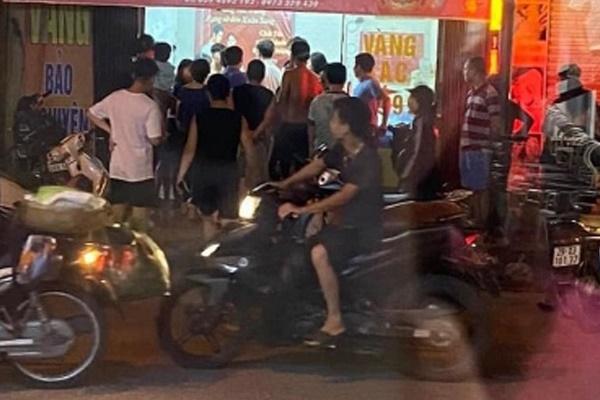 Người giao hàng quỳ gối van xin sau khi tông vào đuôi ô tô siêu sang-2