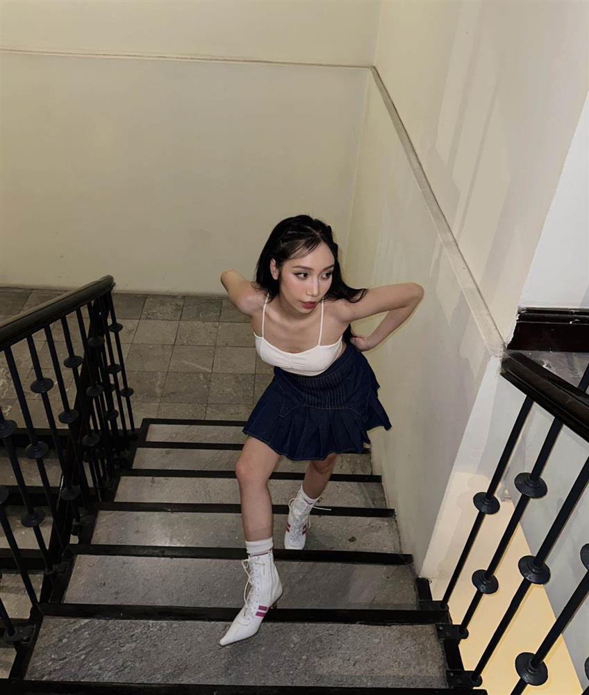 Xưa diện quần khoe nội y, con gái diva Mỹ Linh giờ nổi loạn áo hở từ cổ xuống bụng-11