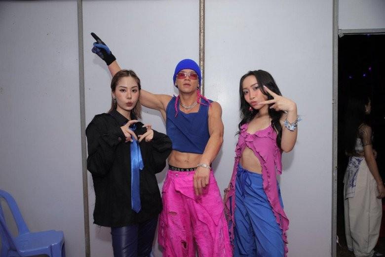 Xưa diện quần khoe nội y, con gái diva Mỹ Linh giờ nổi loạn áo hở từ cổ xuống bụng-12