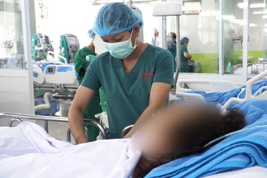 Người phụ nữ ở TPHCM hôn mê, mổ cấp cứu mất 6 lít máu sau khi đi hút mỡ