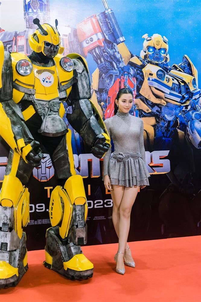 Tiểu Vy, Kim Tuyến khoe sắc trên thảm đỏ Transformers-1