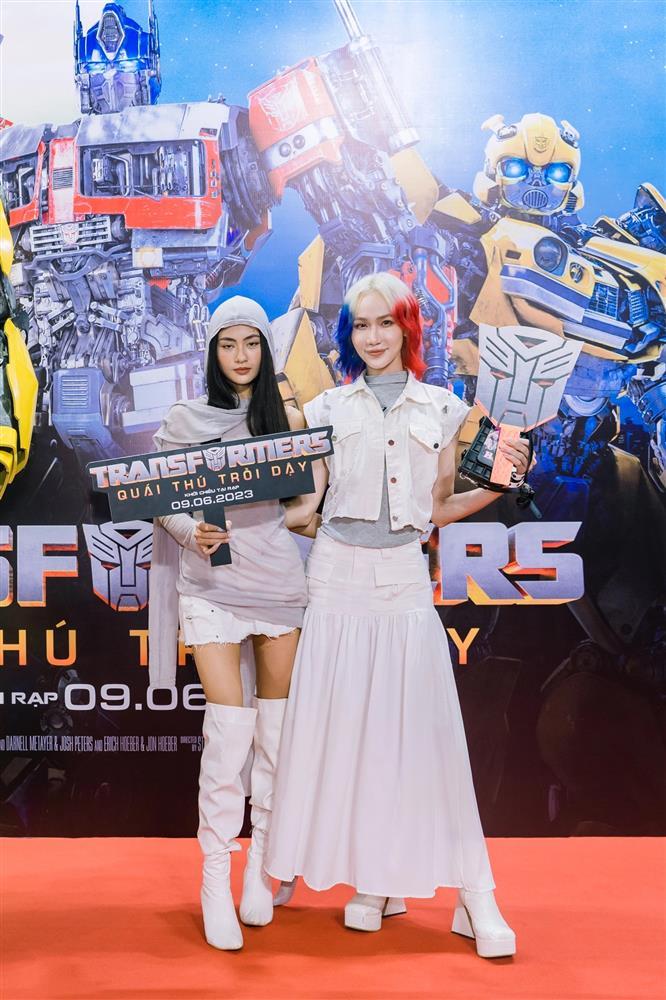 Tiểu Vy, Kim Tuyến khoe sắc trên thảm đỏ Transformers-8