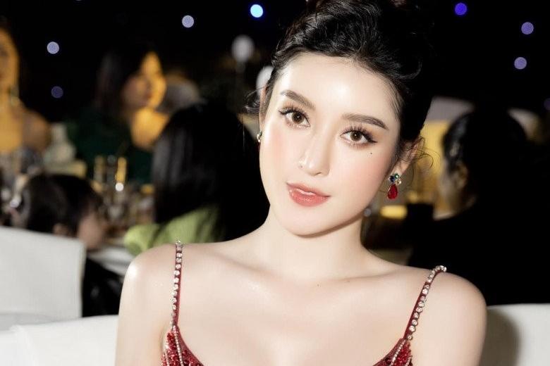 Á hậu đăng quang Hoa hậu Việt Nam gần 1 thập kỷ vẫn quyến rũ với da đẹp như lụa-10