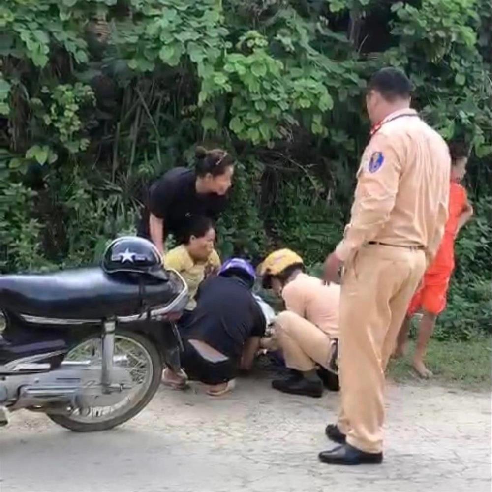 Cảnh sát giao thông giúp sản phụ sinh con ngay lề đường-1