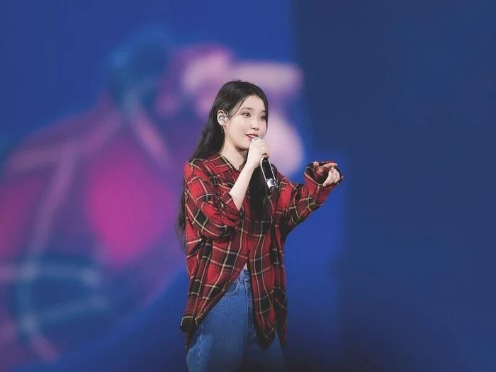 Sở hữu khối tài sản khủng, IU vẫn mặc đồ đơn giản lên sân khấu-2