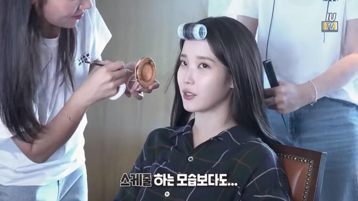 Sở hữu khối tài sản khủng, IU vẫn mặc đồ đơn giản lên sân khấu-3