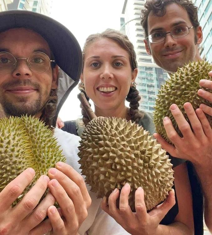 Khách Mỹ thảng thốt trước độ ngon của loại trái lạ Việt Nam-3