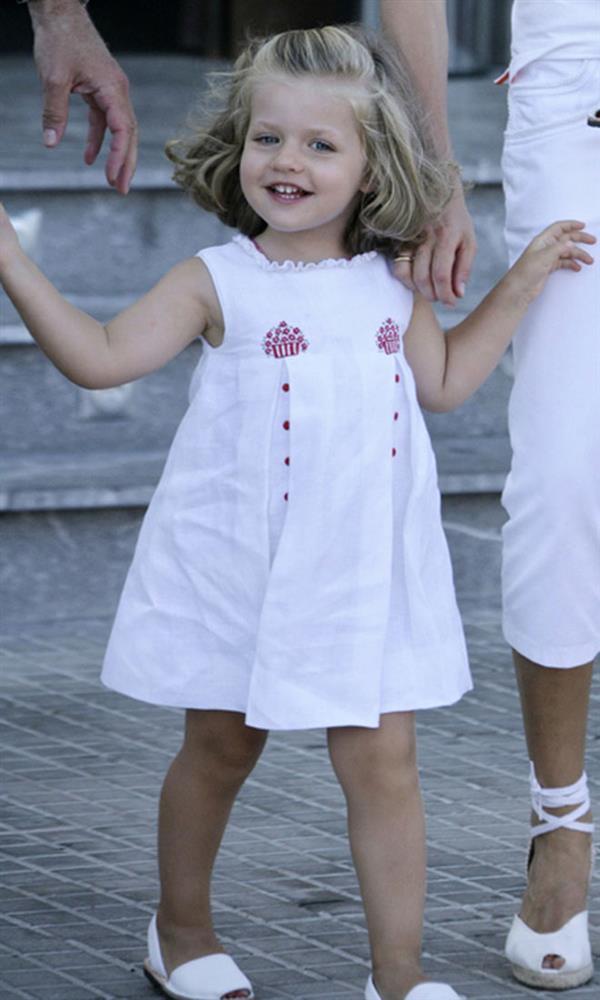 Công chúa 18 tuổi nắm giữ vận mệnh Tây Ban Nha, vừa ra đời là cứu tinh hoàng tộc-1