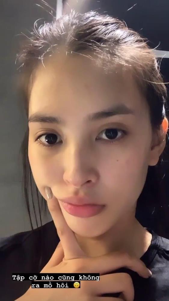 Hoa hậu Tiểu Vy lộ ảnh không phấn son, khác hẳn ngày thường-4