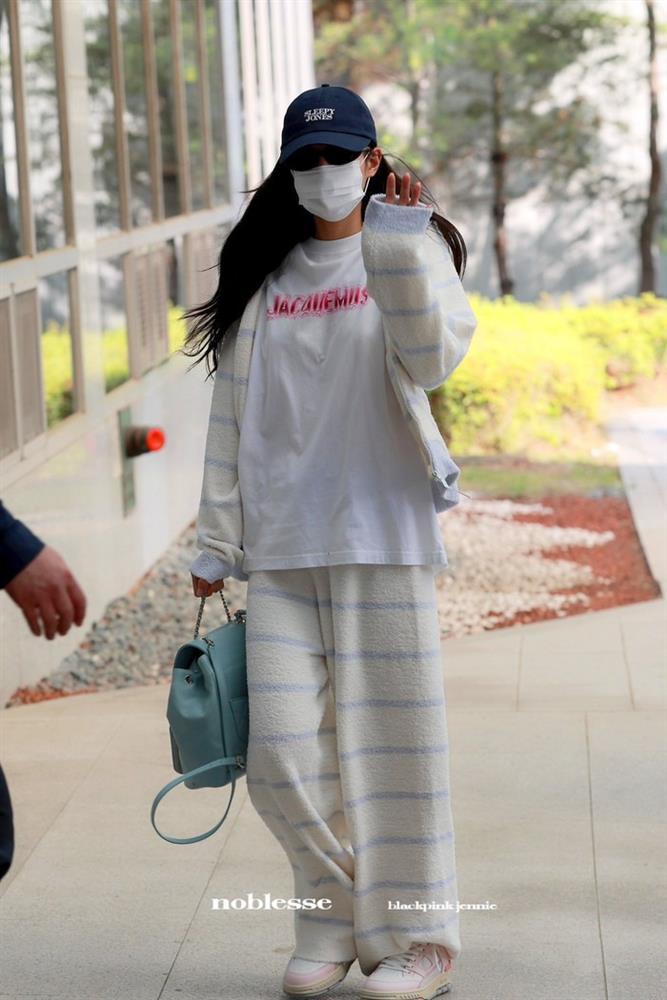 Jennie lộ diện sau bão chỉ trích-2