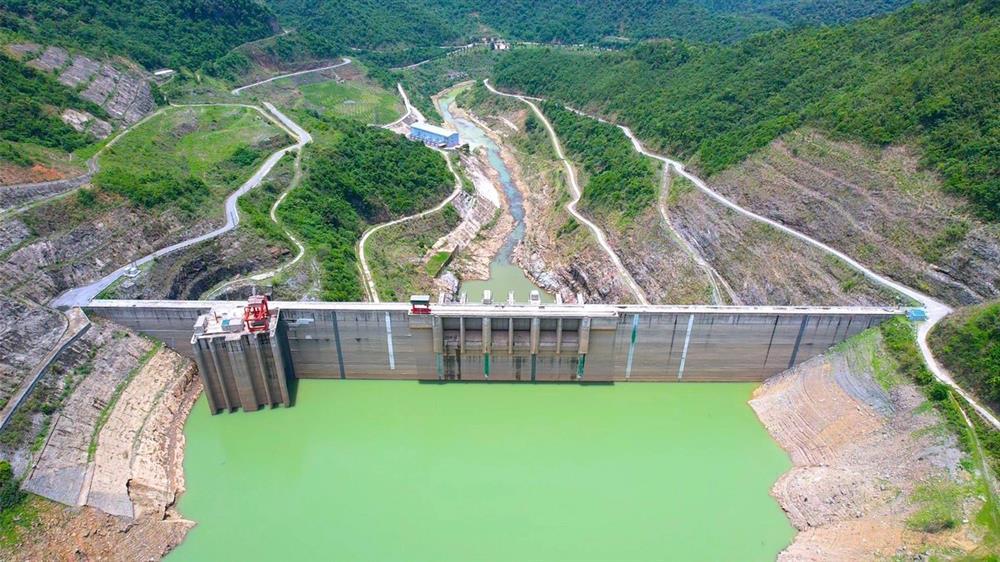 Cận cảnh hồ thủy điện lớn nhất Bắc Trung Bộ cạn kỷ lục, sắp về mực nước chết-1