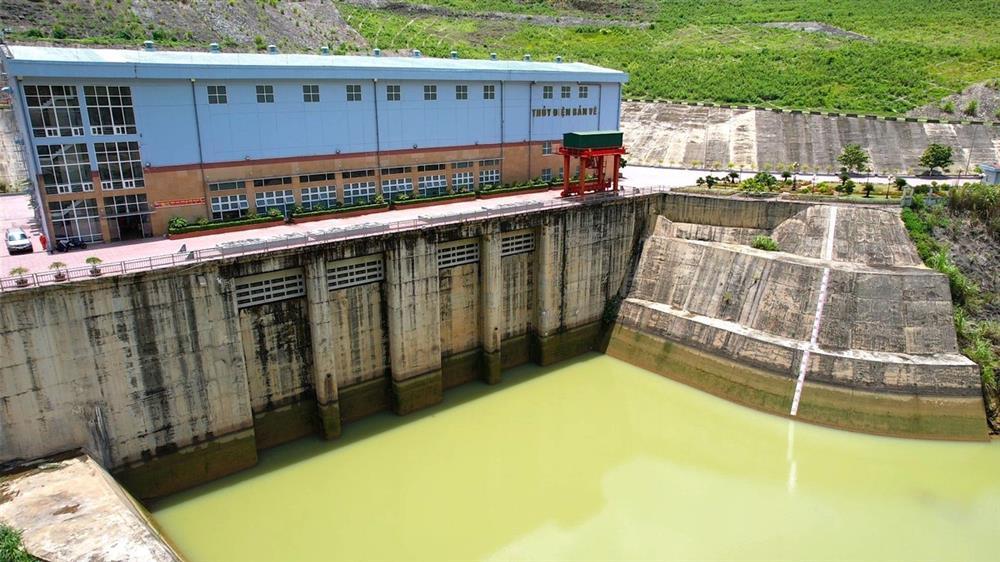 Cận cảnh hồ thủy điện lớn nhất Bắc Trung Bộ cạn kỷ lục, sắp về mực nước chết-2