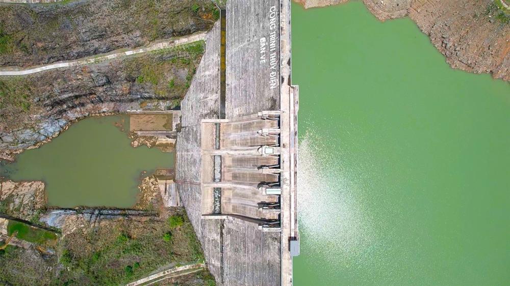 Cận cảnh hồ thủy điện lớn nhất Bắc Trung Bộ cạn kỷ lục, sắp về mực nước chết-3