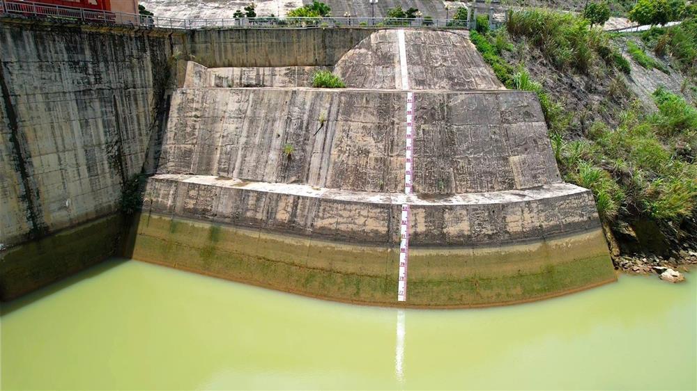 Cận cảnh hồ thủy điện lớn nhất Bắc Trung Bộ cạn kỷ lục, sắp về mực nước chết-4