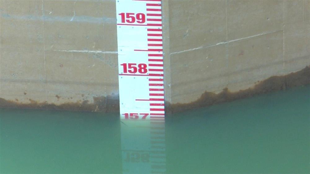 Cận cảnh hồ thủy điện lớn nhất Bắc Trung Bộ cạn kỷ lục, sắp về mực nước chết-5