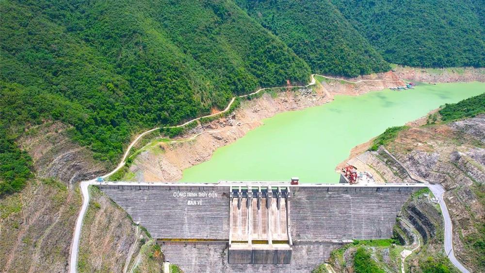 Cận cảnh hồ thủy điện lớn nhất Bắc Trung Bộ cạn kỷ lục, sắp về mực nước chết-6