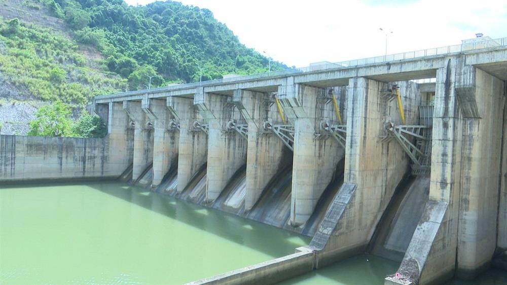 Cận cảnh hồ thủy điện lớn nhất Bắc Trung Bộ cạn kỷ lục, sắp về mực nước chết-8