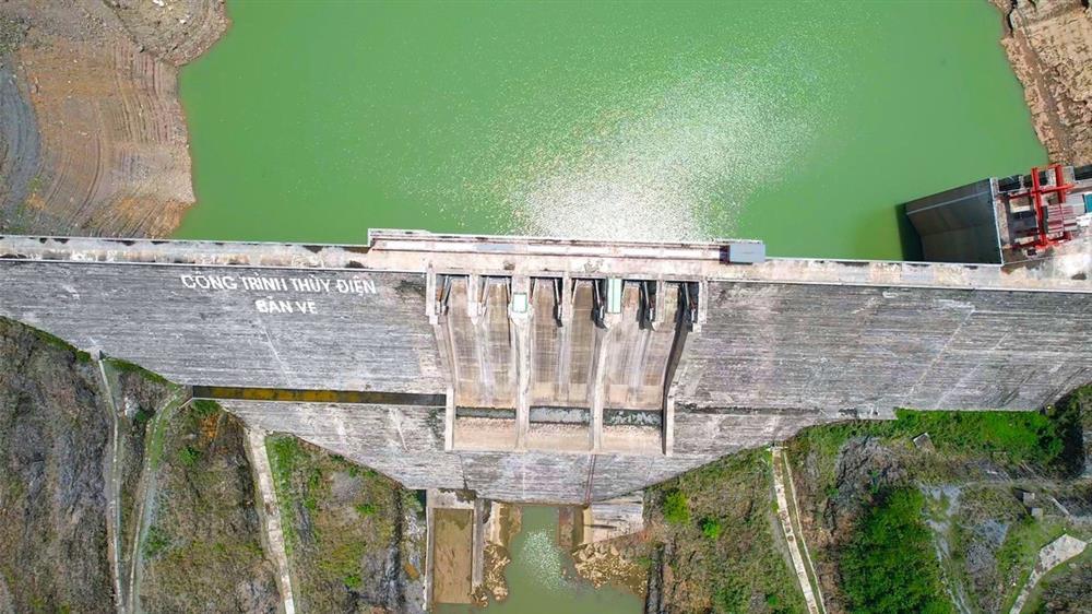 Cận cảnh hồ thủy điện lớn nhất Bắc Trung Bộ cạn kỷ lục, sắp về mực nước chết-9