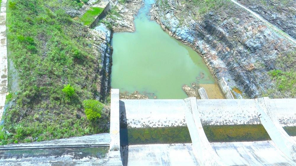 Cận cảnh hồ thủy điện lớn nhất Bắc Trung Bộ cạn kỷ lục, sắp về mực nước chết-10