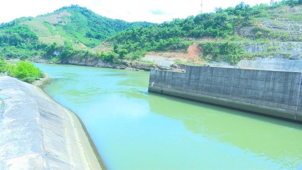 Cận cảnh hồ thủy điện lớn nhất Bắc Trung Bộ cạn kỷ lục, sắp về mực nước chết-11