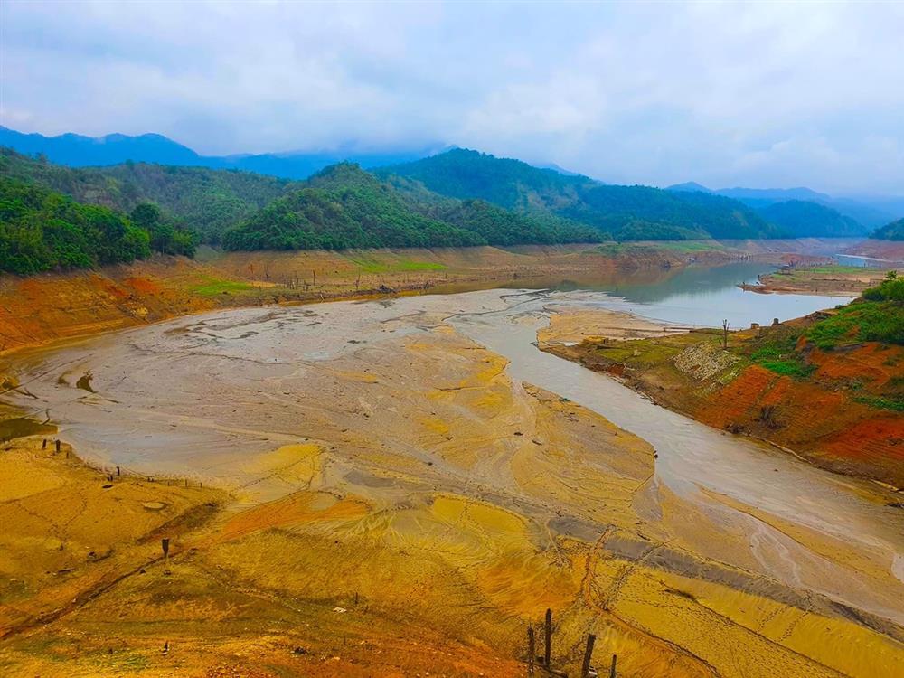 Cận cảnh hồ thủy điện lớn nhất Bắc Trung Bộ cạn kỷ lục, sắp về mực nước chết-12