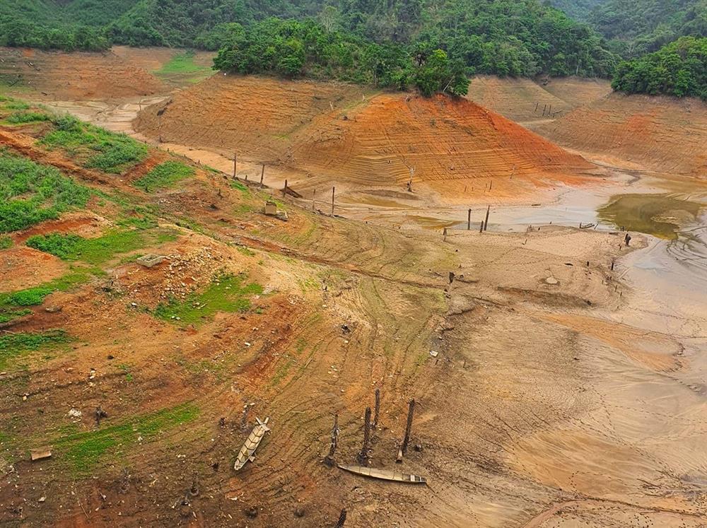Cận cảnh hồ thủy điện lớn nhất Bắc Trung Bộ cạn kỷ lục, sắp về mực nước chết-13