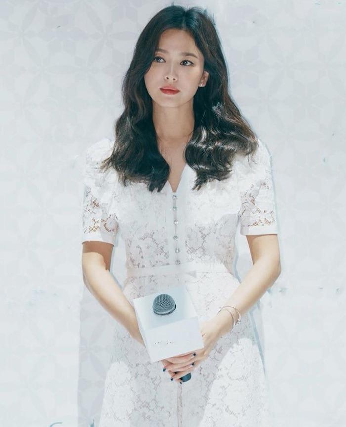 Style váy mùa hè trẻ trung của Song Hye Kyo-5