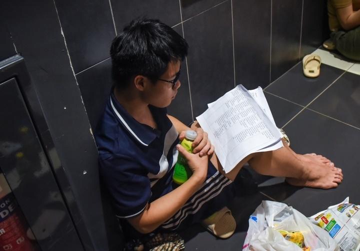 Tránh nóng mùa mất điện, học sinh ôn thi bên chậu nước đá, đốt nhang muỗi-3