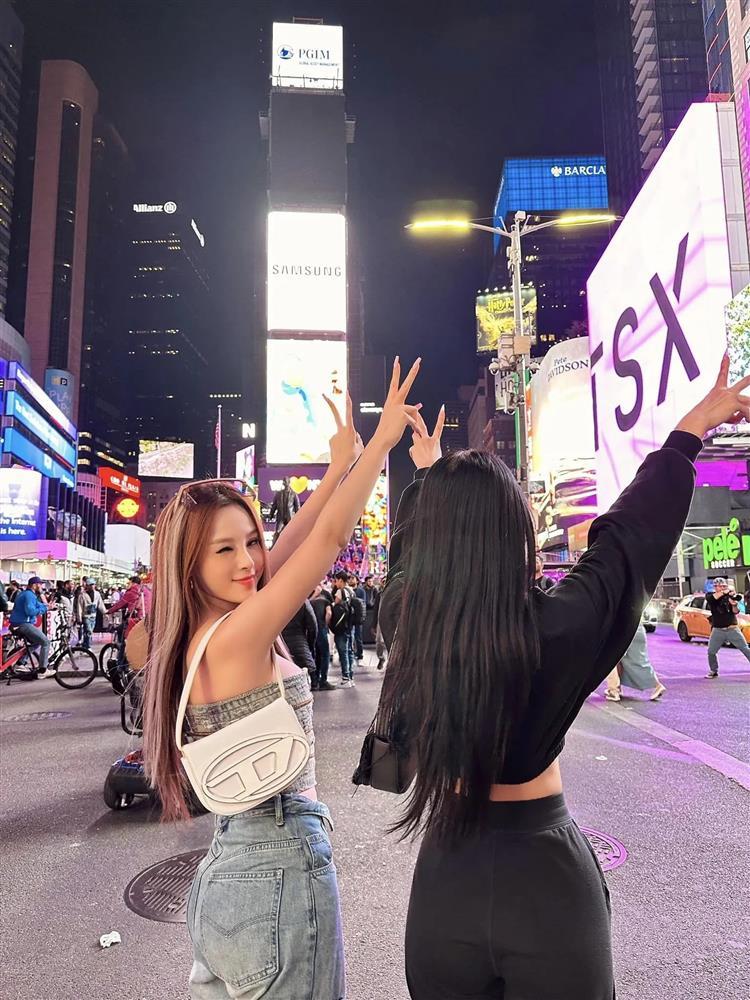 Huyền Baby tạo dáng giống Jisoo ở Mỹ-2