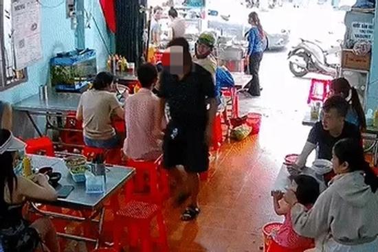 Đập vỡ tô hủ tiếu vì quán làm nhầm món: 'Tao mua nhang thắp cho mày'