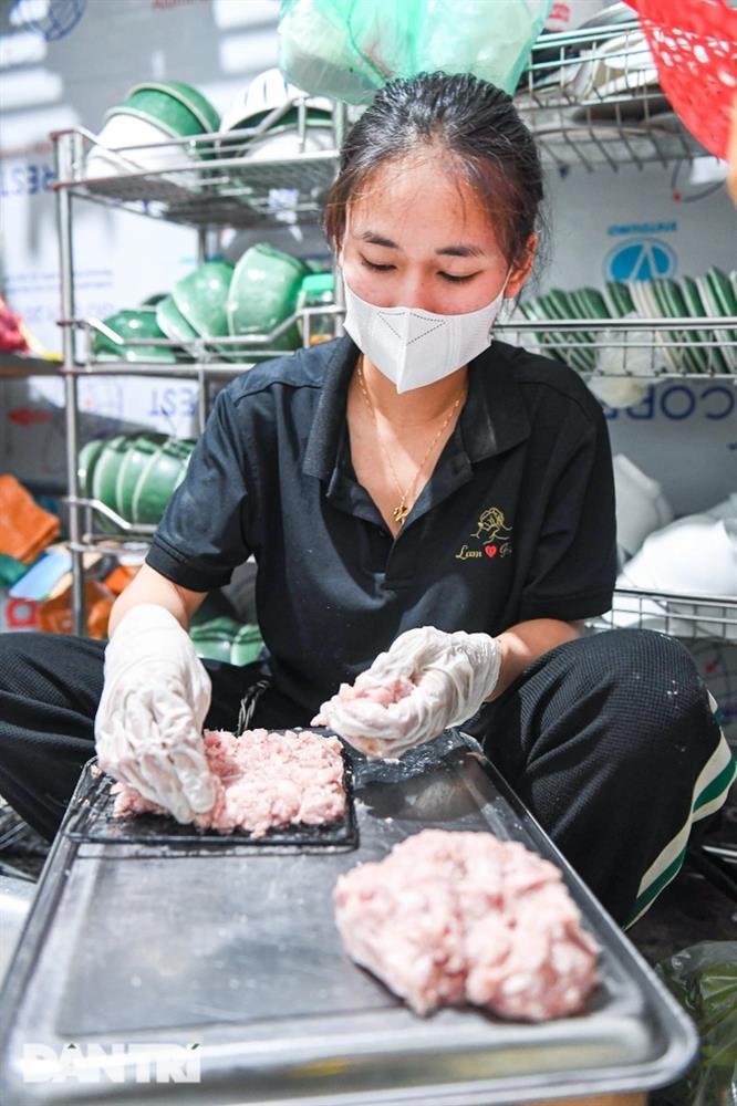 Bún chả chỉ một miếng chả giá 40.000 đồng ở Hà Nội, ngày bán 400 suất-3