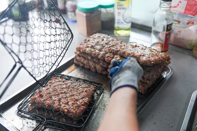 Bún chả chỉ một miếng chả giá 40.000 đồng ở Hà Nội, ngày bán 400 suất-6