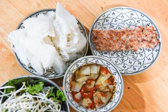 Bún chả 'chỉ một miếng chả' giá 40.000 đồng ở Hà Nội, ngày bán 400 suất