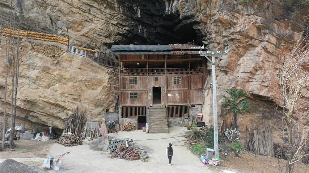 Ngôi nhà vách đá không tranh chấp với đời hơn 100 tuổi, sở hữu 2 yếu tố ít nơi có-1