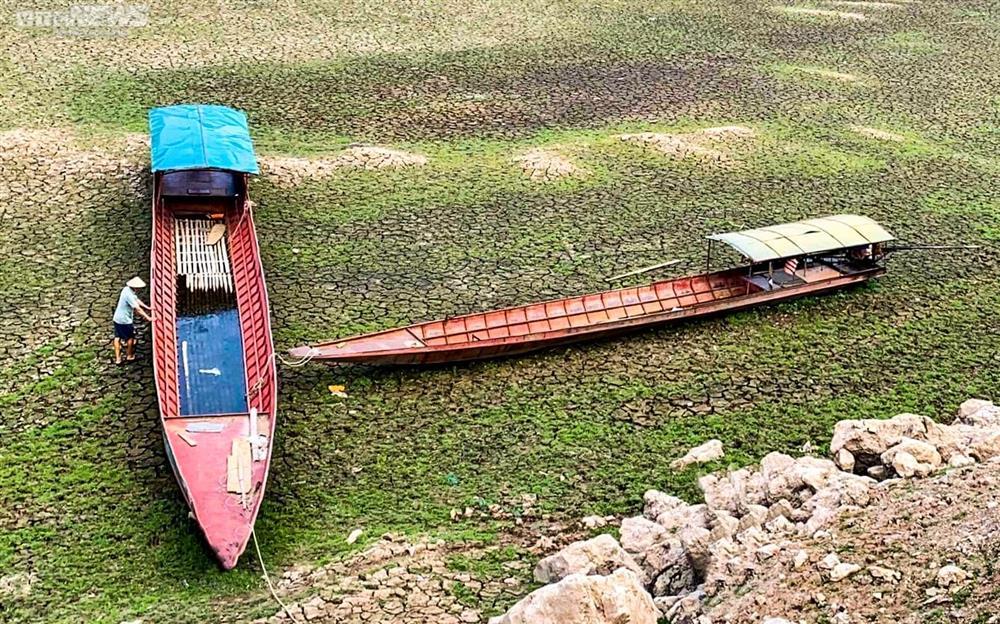 Thuyền bè ‘nằm chờ chết’ dưới lòng hồ thuỷ điện lớn nhất Việt Nam-4