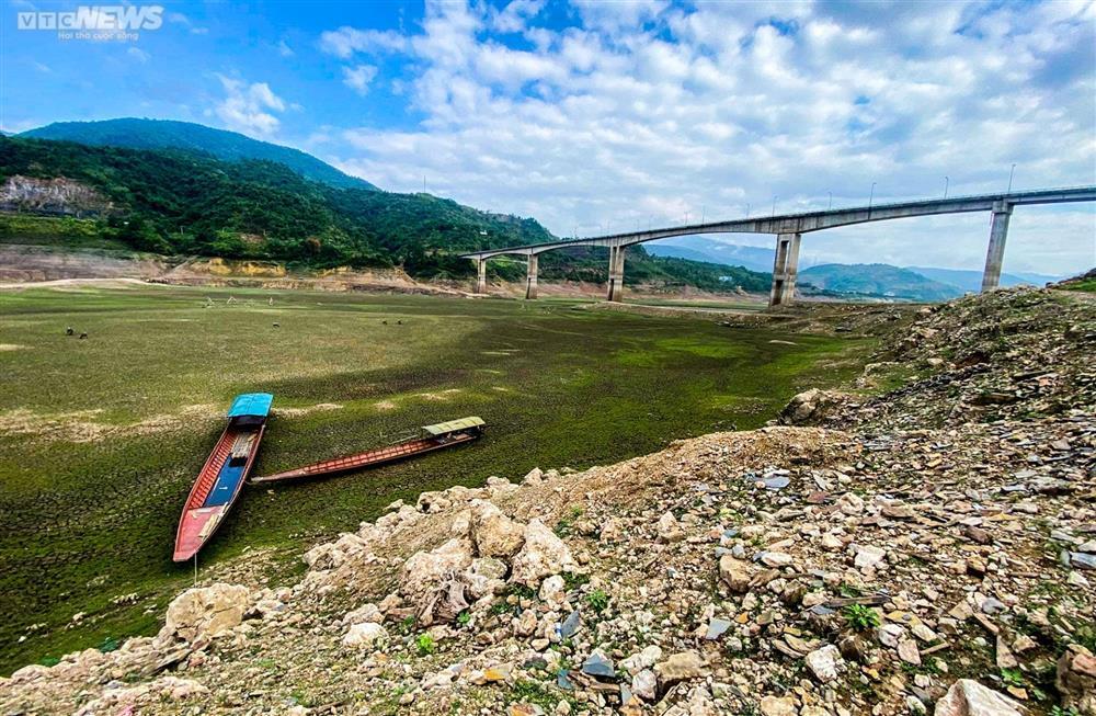 Thuyền bè ‘nằm chờ chết’ dưới lòng hồ thuỷ điện lớn nhất Việt Nam-5