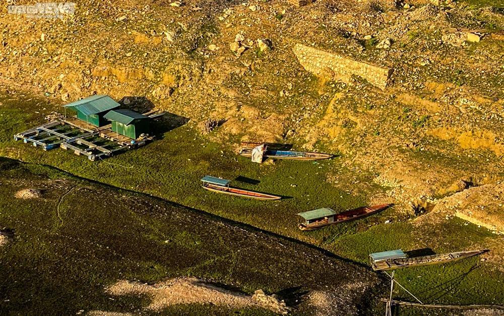 Thuyền bè ‘nằm chờ chết’ dưới lòng hồ thuỷ điện lớn nhất Việt Nam-7