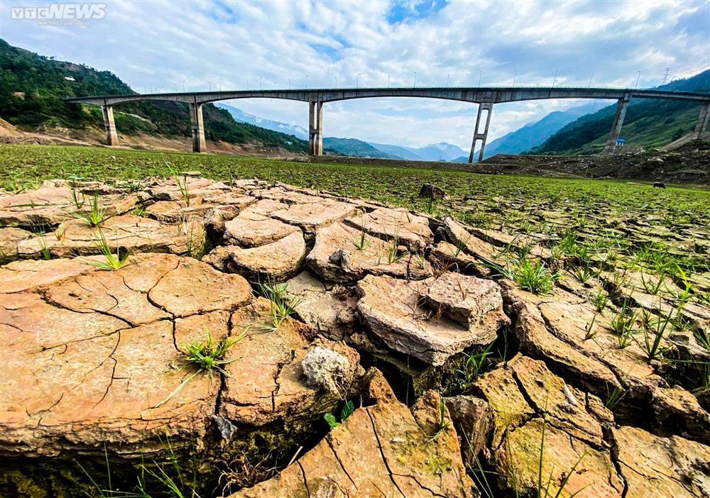 Thuyền bè ‘nằm chờ chết’ dưới lòng hồ thuỷ điện lớn nhất Việt Nam-8